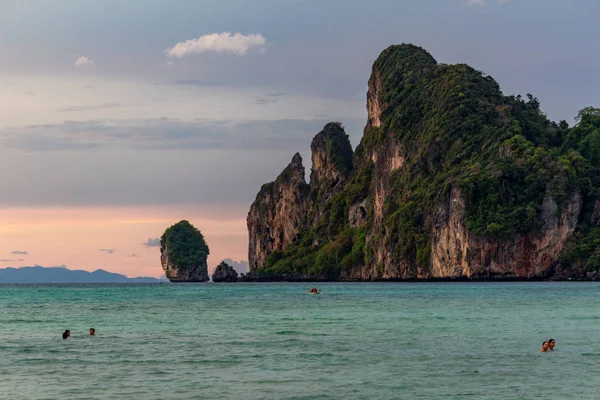 Koh Phi Phi Thailand May 2018 Tourists Swimming Sunset Surrounded — Stock Photo, Image