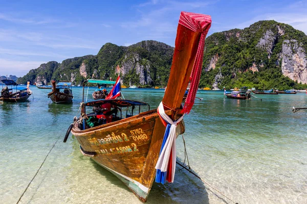 Koh Phi Phi, Tayland - 7 Mayıs 2018: Tonsai Pier Koh Phi Phi Don Island yakınındaki Long tail tekne Park