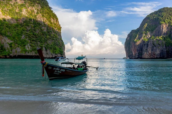 Koh Phi Phi, Tayland - 9 Mayıs 2018: Güneş doğarken Maya Bay beyaz kumları Long tail ahşap tekne demir attı