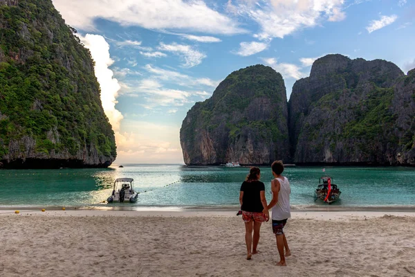 Koh Phi Phi Thailand May 2018 Couple Walking Maya Bay — Stock Photo, Image