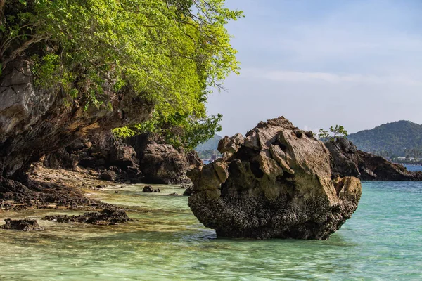 Koh Phi Phi, Tayland - 9 Mayıs 2018: Yeşil kireçtaşı kayalık beach Koh Phi Phi Don Island üzerinde