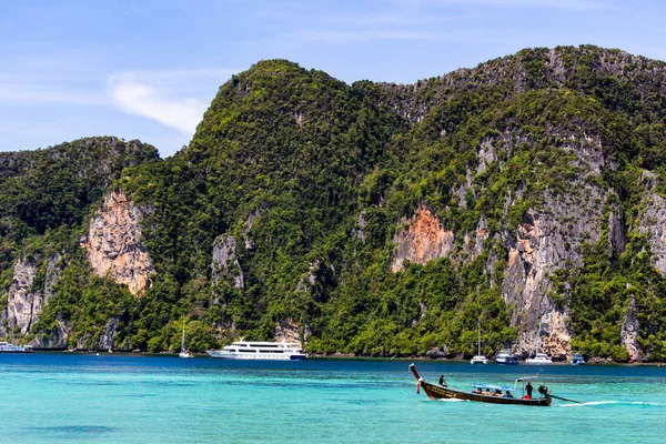 Koh Phi Phi, Tayland - 7 Mayıs 2018: Turkuaz Adaman denizde gezinme ve yeşil kireçtaşı kayalarla çevrili tekne