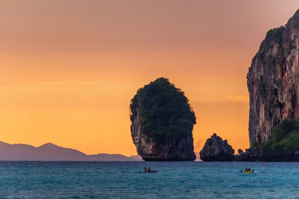 Koh Phi Phi Thailand May 2018 Tourists Kayaking Ipressive Sunset — Stock Photo, Image