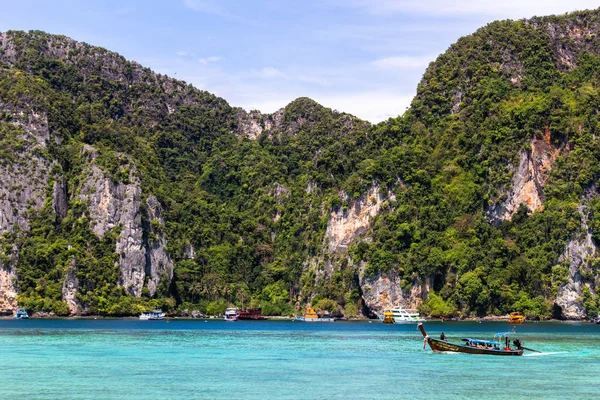 Koh Phi Phi, Tayland - 7 Mayıs 2018: Turkuaz Adaman denizde gezinme ve yeşil kireçtaşı kayalarla çevrili tekne