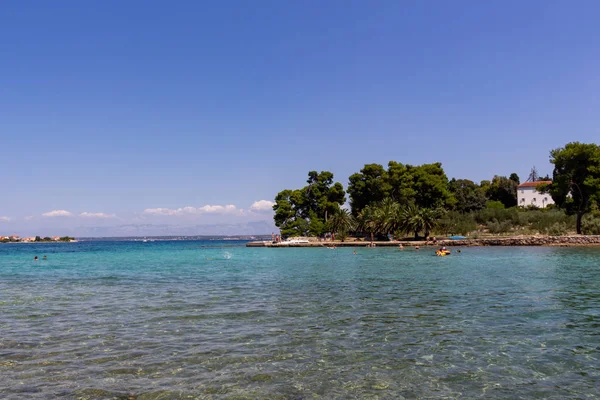Zadar, Hırvatistan - 24 Temmuz 2018: Şeffaf yeşil-mavi sular Ugljan Adası'nın doğal görünümünü