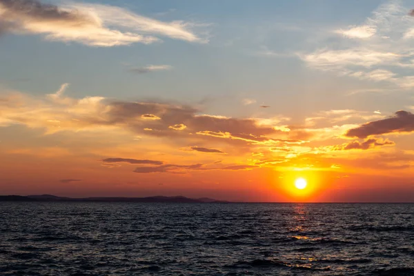 Zadar, Hırvatistan - 23 Temmuz 2018: Sunset Zadar görülen Ugljan Island üzerinde