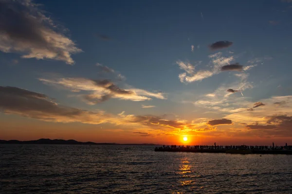 Zadar, Hırvatistan - 23 Temmuz 2018: Zadar Eski şehirde bulunan bir dock gün batımını izlemek insanlar