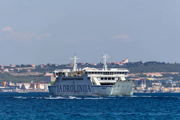 Zadar, Hırvatistan - 24 Temmuz 2018: ada Ugljan town Zadar için gezinme feribot tekne