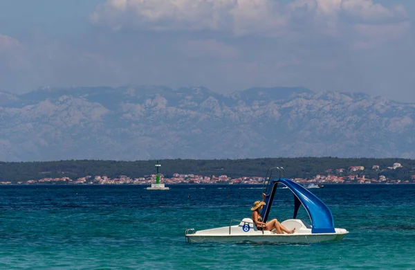 Zadar, Hırvatistan - 24 Temmuz 2018: kız Ugljan Adası bir kürek teknede gezinme