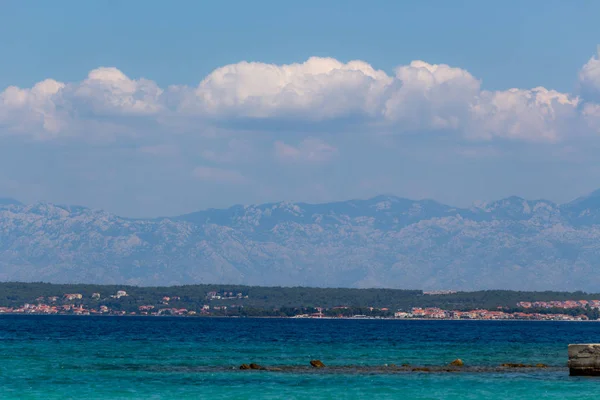 Zadar, Hırvatistan - 24 Temmuz 2018: Şeffaf yeşil-mavi sular Ugljan Adası'nın doğal görünümünü