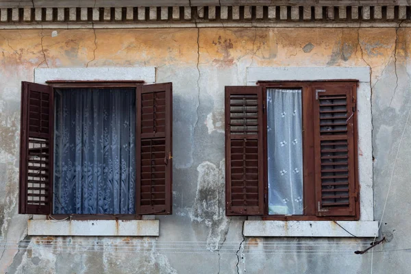 Zadar Croatie Juillet 2018 Fenêtres Rideaux Sur Une Façade Immeuble — Photo