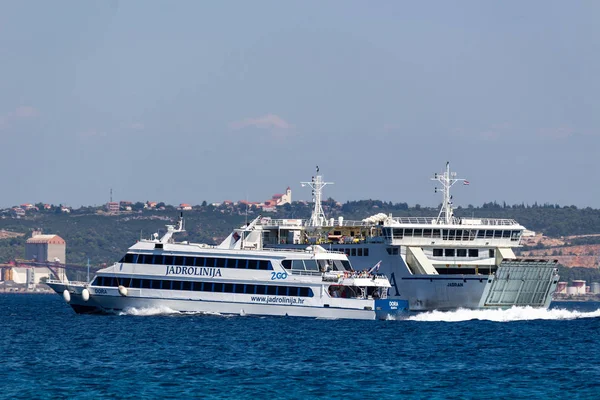 Zadar, Hırvatistan - 24 Temmuz 2018: ada Ugljan town Zadar için gezinme yolcu teknesi