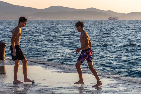 Zadar Croacia Julio 2018 Adolescentes Jugando Muelle Casco Antiguo Zadar — Foto de Stock