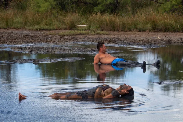 克罗地亚 2018年7月23日 在扎达尔附近的天然泻湖中有健康的黑泥美容治疗的人们 — 图库照片