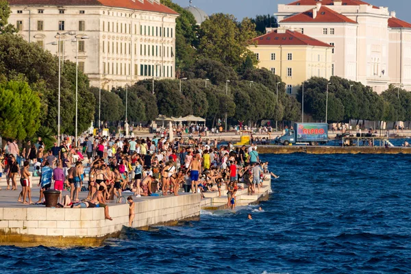 Задар Хорватия Июля 2018 Года Толпа Людей Морском Органе Старого — стоковое фото