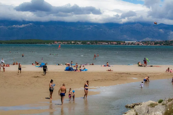 Nin, Hırvatistan - 23 Temmuz 2018: Zaton Queen Beach adlı yaz zevk insanlar