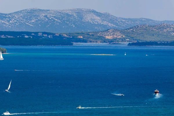 Zadar, Hırvatistan - 24 Temmuz 2018: Hırvat sahil ve Zadar region Pasman Island'dan doğal görünümünü