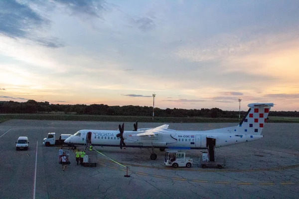 Pula Croacia Julio 2018 Pasajeros Que Abordan Dash Q400 Cqc —  Fotos de Stock