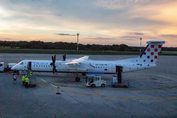 Pula Croatie Juillet 2018 Passagers Bord Bombardier Dash Q400 Cqc — Photo