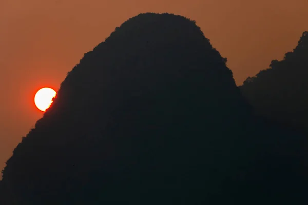 Röd Solnedgång Över Dimmigt Kalkstenskullar Brinnande Säsong Norra Laos — Stockfoto