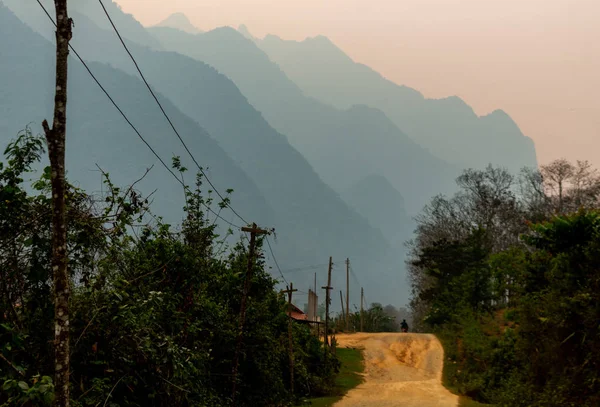 Muang Ngoi Laos Kwietnia 2018 Asfaltowa Okolicach Północnego Laosu Otoczony — Zdjęcie stockowe