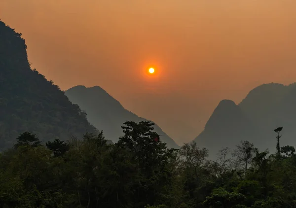 老挝爱民 2018年4月10日 在老挝北部农村的日落 在燃烧季节被雾包围的山脉 — 图库照片