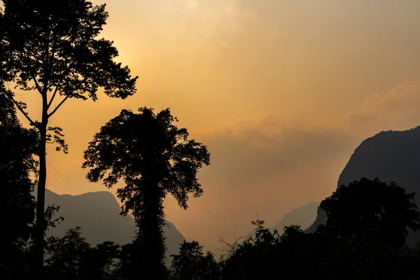 Muang Ngoi Laos April 2018 Bäume Gegenlicht Umgeben Von Bergen — Stockfoto