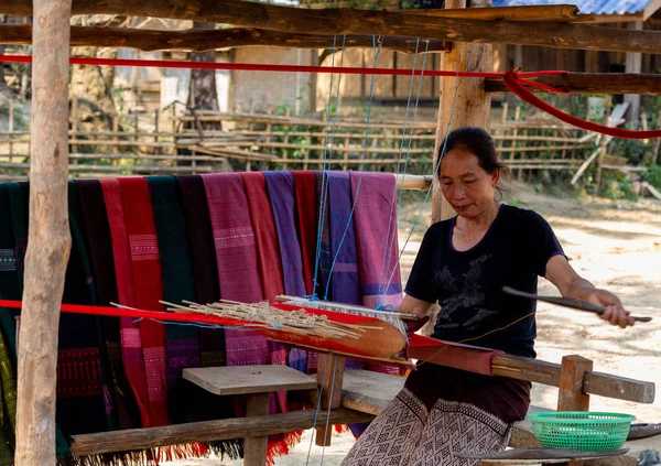 Muang Ngoi, Laos - 10 Nisan 2018: Bachong Nai uzak kırsal köy Kuzey Laos ortasında dikiş yerel kadın