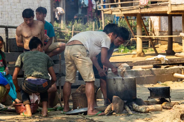 Bachong Nay,, Laos - 10 Nisan 2018: Pişirme ve yemek paylaşımı etnik bir topluluk Kuzey Laos uzak bir alanda üyeleri