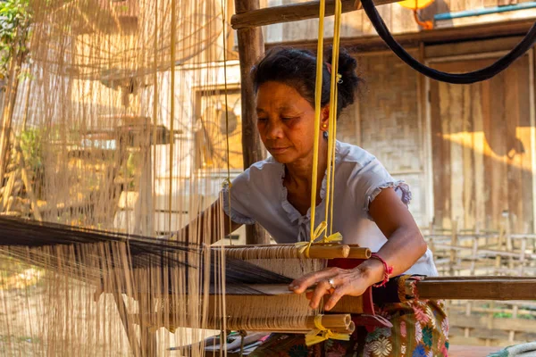 Ban Na, Laos - 10 Nisan 2018: kabile tulum Kuzey Laos uzak bir köyde oluşturma etnik azınlık kanalizasyon