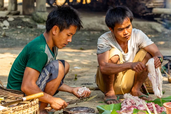 Bachong Nay,, Laos - 10 Nisan 2018: Bir topluluk öğle yemeği için çiğ et pişirme Kuzey Laos uzak bir bölgede etnik bir topluluk üyeleri