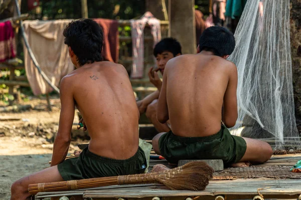 Bachong Nay,, Laos - 10 Nisan 2018: Erkek etnik azınlık köylüler bir topluluk olarak günlük görevleri yerine getirmeye yeniden bir araya