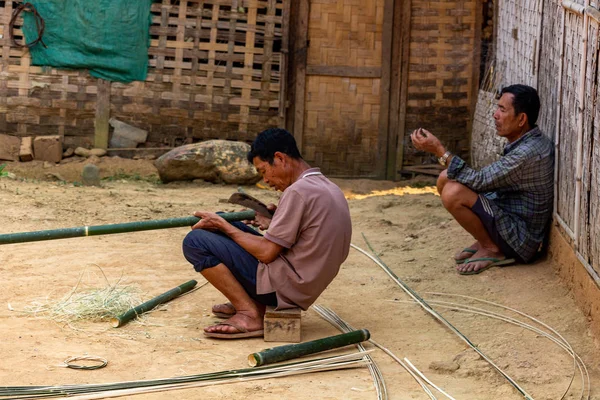 Ban Laos Aprile 2018 Abitante Villaggio Minoranze Etniche Taglia Bambù — Foto Stock