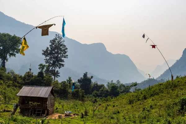 Bachong Nay,, Laos - 10 Nisan 2018: yeşil ve uzak bir bölgede Laos tepelerde çevrili izole kırsal ev