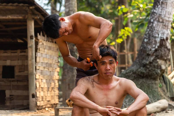 Ban Na, Laos - 10 Nisan 2018: bir saç kesimi, açık havada bir Kuzey Laos uzak etnik azınlık köyde getting adam