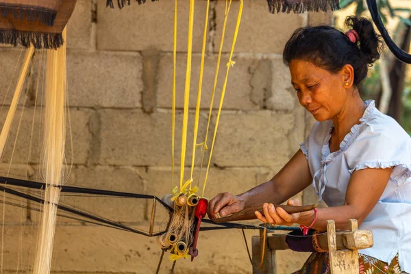 Ban Na, Laos - 10 Nisan 2018: kabile tulum Kuzey Laos uzak bir köyde oluşturma etnik azınlık kanalizasyon
