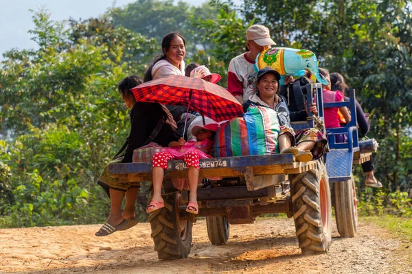 Bachong Nay,, Laos - 10 Nisan 2018: kırsal Laos en uzak yerlerde arasında taşıma köylüler kamyon