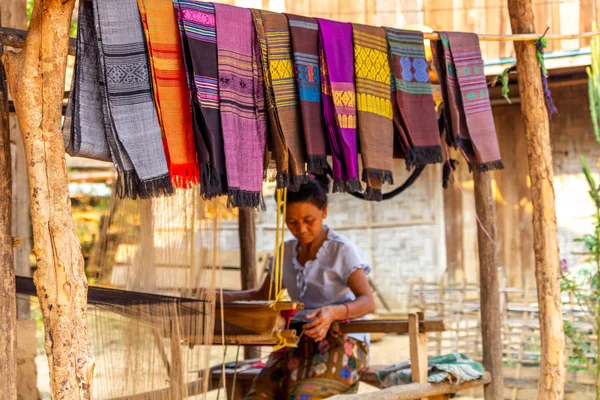 Ban Na, Laos - 10 Nisan 2018: kabile tulum Kuzey Laos uzak bir köyde oluşturma etnik azınlık kanalizasyon