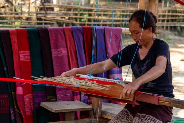 Muang Ngoi, Laos - 10 Nisan 2018: Bachong Nai uzak kırsal köy Kuzey Laos ortasında dikiş yerel kadın
