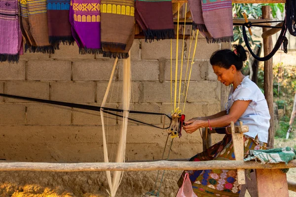Ban Na, Laos - 10 Nisan 2018: kabile tulum Kuzey Laos uzak bir köyde oluşturma etnik azınlık kanalizasyon