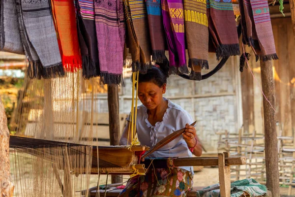 Ban Na, Laos - 10 Nisan 2018: kabile tulum Kuzey Laos uzak bir köyde oluşturma etnik azınlık kanalizasyon