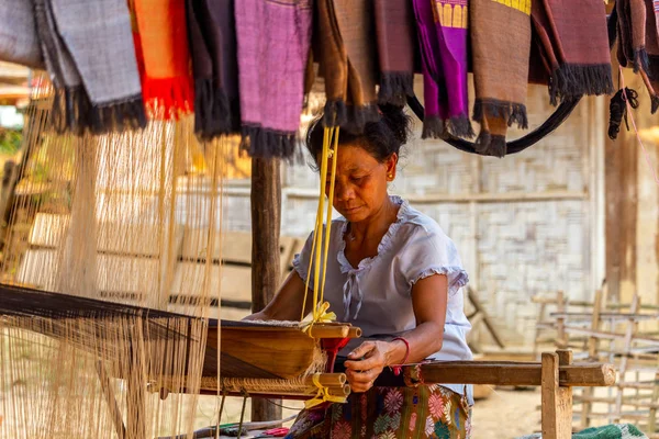 Ban Na, Laos - 10 Nisan 2018: kabile tulum Kuzey Laos uzak bir köyde oluşturma etnik azınlık kanalizasyon