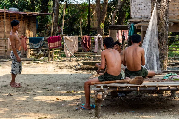 Bachong Nay,, Laos - 10 Nisan 2018: Erkek etnik azınlık köylüler bir topluluk olarak günlük görevleri yerine getirmeye yeniden bir araya