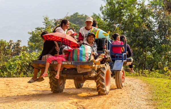 Bachong Nay,, Laos - 10 Nisan 2018: kırsal Laos en uzak yerlerde arasında taşıma köylüler kamyon