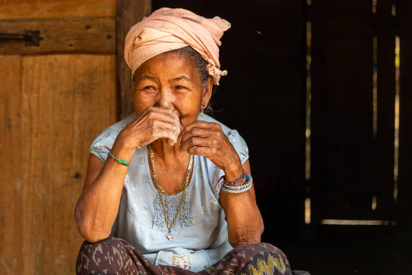 Ban Na, Laos - 10 Nisan 2018: Kadın bir etnik azınlık için ilgili ve Kuzey Laos uzak bir köyde yaşayan kıdemli portresi