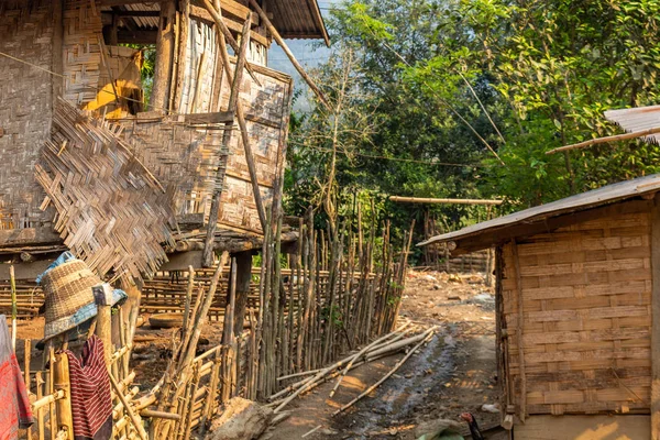 Ban Na, Laos - 10 Nisan 2018: Yerel evler ve çamurlu yollar Laos uzak bir bölgesinde bir etnik azınlık Köyü