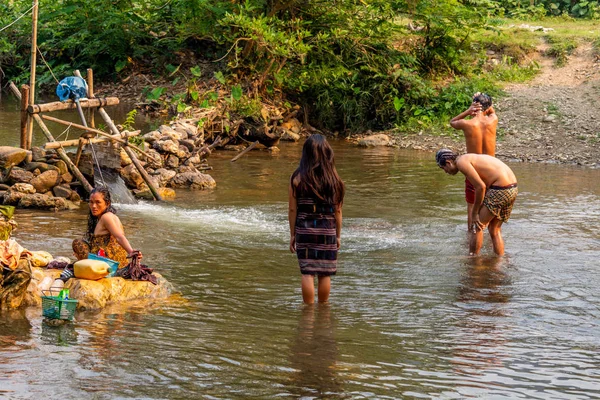 Ban Na, Laos - 10 Nisan 2018: topluluk birlikte Laos derin counstryside içinde bir nehir banyoda köylüler