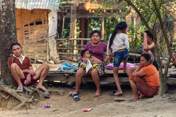 Ban Na, Laos - 10 Nisan 2018: Sade soğutma Laos uzak bir bölgede bir etnik azınlık üyeleri