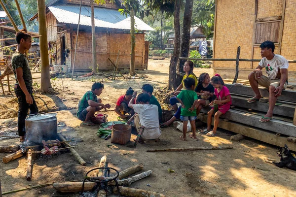 Bachong Nay,, Laos - 10 Nisan 2018: Yemek ve bir öğle yemeği birlikte paylaşım etnik bir topluluk Kuzey Laos uzak bir alanda üyeleri