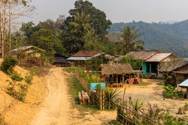 Ban Na, Laos - 10 Nisan 2018: Asfalt yol ve en uzak etnik köylerinden Laos yeşille çevrili evleri